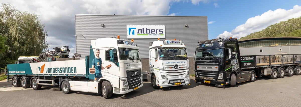 Drie Albers-vrachtwagens voor het bedrijfspand in Doesburg