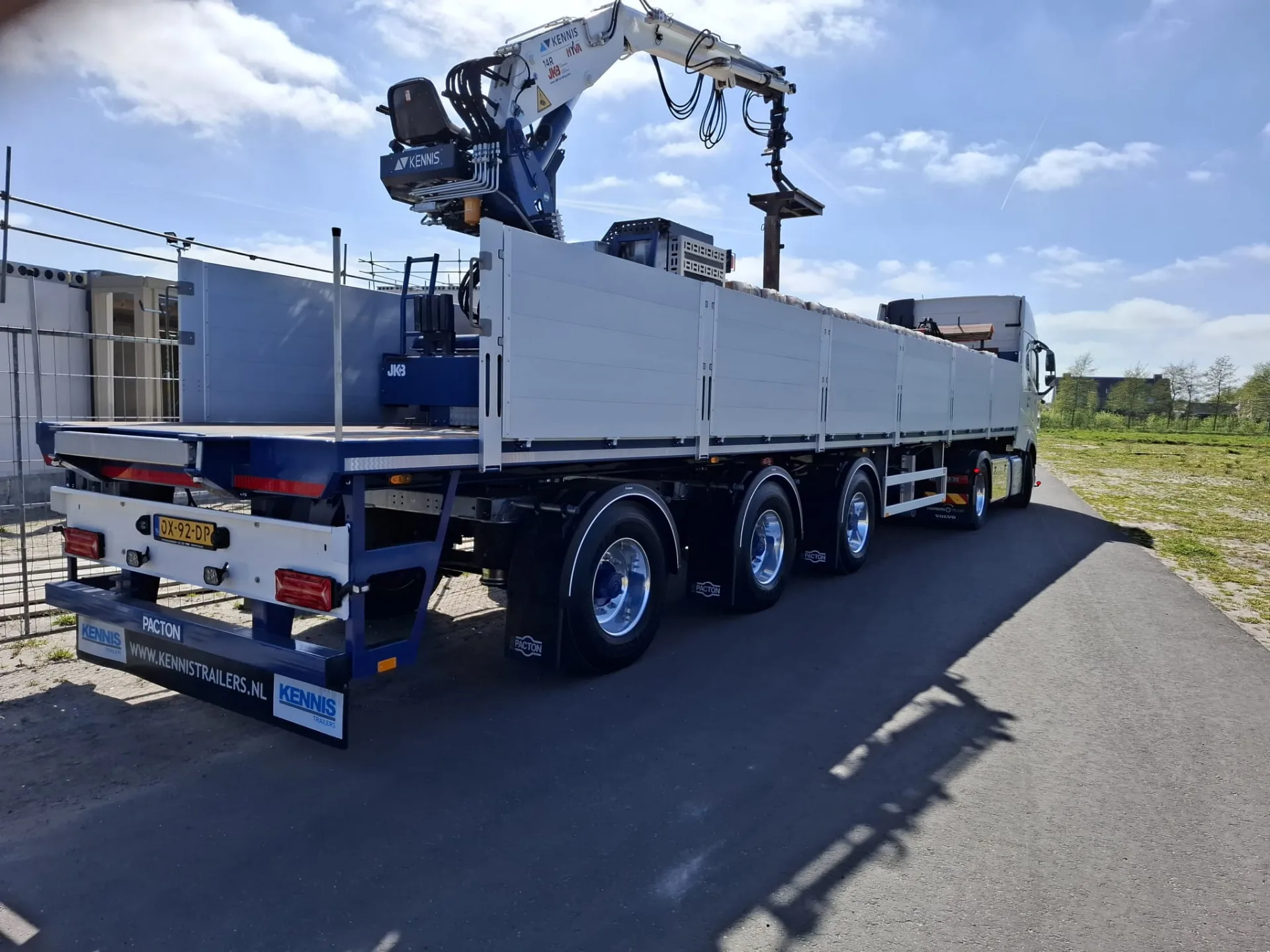 Oplegger van Albers Transport met de autolaadkraan omhoog op locatie